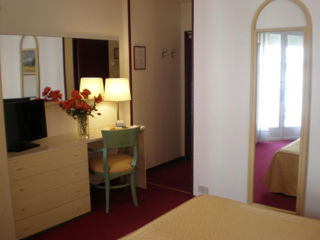 Hotel Majestic Лидо ди Йезоло Стая снимка